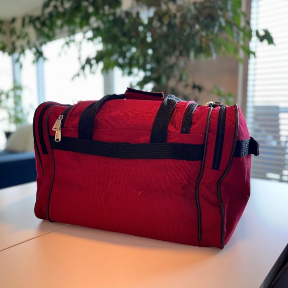 Samsonite Duffel Gym Bag / Weekender in Red, 2006 Classic Monte Carlo 2 edition - Picture 2 of 15